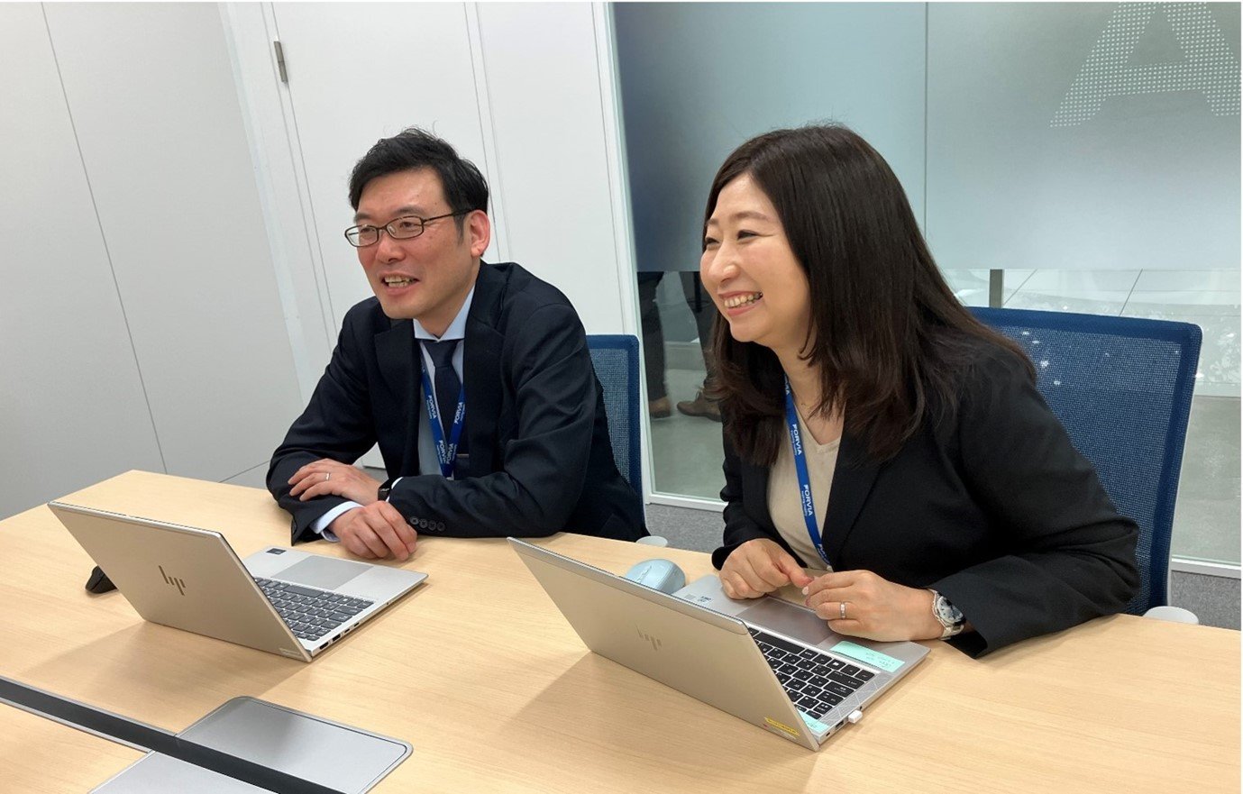 インタビューでスムーズな導入・運用について意見を交わす様子